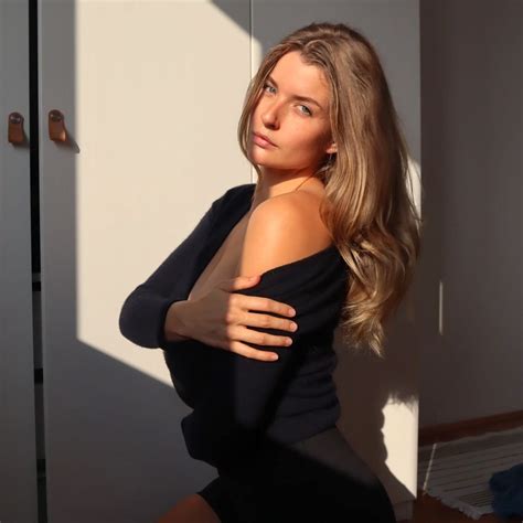 Mia (@missmiamelano) .